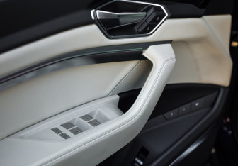 Подержанный автомобиль Audi e-tron 2021 года (28 фото)