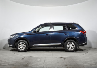 Подержанный автомобиль Mitsubishi Outlander 2017 года (8 фото)
