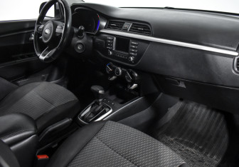 Подержанный автомобиль Kia Rio Sedan 2018 года (13 фото)