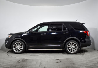 Подержанный автомобиль Ford Explorer 2018 года (8 фото)
