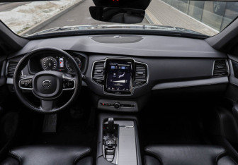 Подержанный автомобиль Volvo XC90 2019 года (10 фото)