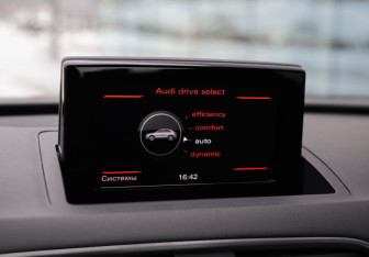 Подержанный автомобиль Audi Q3 2015 года (15 фото)