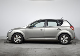 Подержанный автомобиль Kia Ceed Hatchback 2010 года (8 фото)