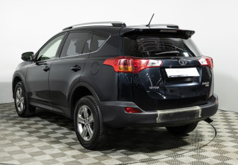 Подержанный автомобиль Toyota RAV4 2014 года (7 фото)