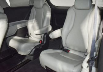 Подержанный автомобиль Kia Carnival 2020 года (12 фото)