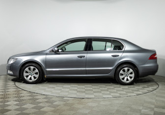 Подержанный автомобиль Skoda Superb Liftback 2011 года (8 фото)