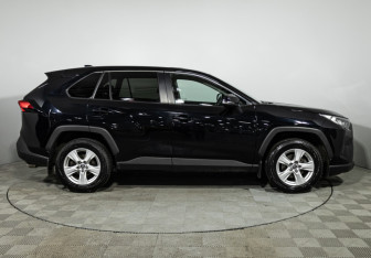 Подержанный автомобиль Toyota RAV4 2019 года (4 фото)