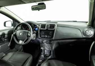 Подержанный автомобиль Renault Sandero 2017 года (9 фото)