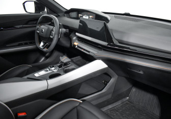 Подержанный автомобиль Changan UNI-V 2024 года (14 фото)