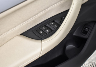 Подержанный автомобиль BMW X1 2017 года (10 фото)