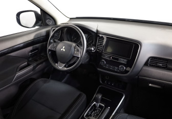 Подержанный автомобиль Mitsubishi Outlander 2018 года (9 фото)
