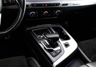 Подержанный автомобиль Audi Q7 2016 года (12 фото)