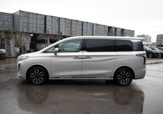 Подержанный автомобиль Hongqi HQ9 2022 года (3 фото)