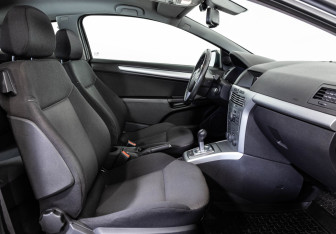 Подержанный автомобиль Opel Astra Hatchback 2010 года (17 фото)