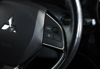 Подержанный автомобиль Mitsubishi Outlander 2017 года (11 фото)