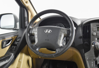 Подержанный автомобиль Hyundai Grand Starex 2010 года (16 фото)