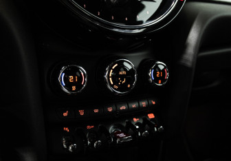Подержанный автомобиль MINI Hatch 2021 года (17 фото)