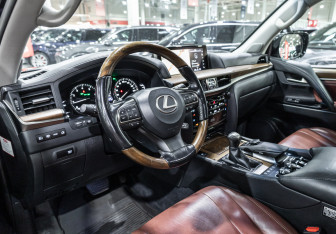 Подержанный автомобиль Lexus LX 2016 года (16 фото)