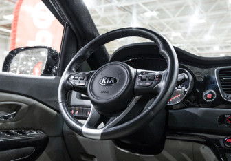 Подержанный автомобиль Kia Carnival 2017 года (19 фото)