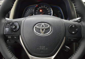 Подержанный автомобиль Toyota RAV4 2014 года (15 фото)