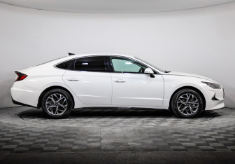 Подержанный автомобиль Hyundai Sonata 2023 года (4 фото)