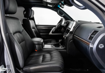 Подержанный автомобиль Toyota Land Cruiser Suv 2020 года (27 фото)