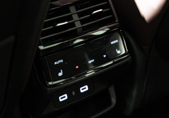 Подержанный автомобиль Geely Monjaro 2023 года (27 фото)