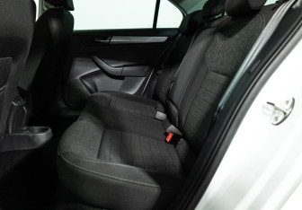 Подержанный автомобиль Skoda Rapid Liftback 2021 года (10 фото)
