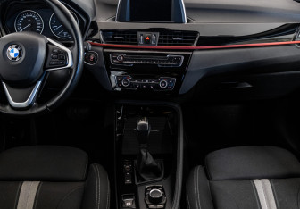 Подержанный автомобиль BMW X1 2017 года (15 фото)