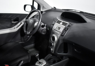 Подержанный автомобиль Toyota Yaris Hatchback 2007 года (13 фото)
