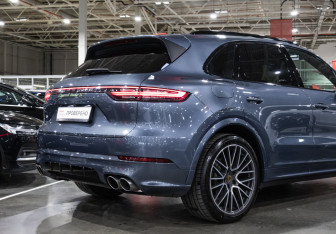 Подержанный автомобиль Porsche Cayenne 2018 года (12 фото)
