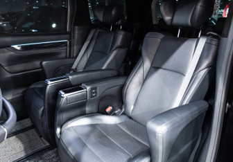Подержанный автомобиль Toyota Alphard 2018 года (14 фото)