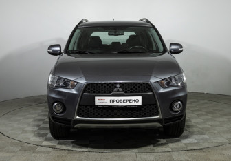 Подержанный автомобиль Mitsubishi Outlander 2012 года (2 фото)