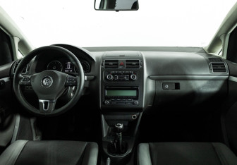 Подержанный автомобиль Volkswagen Touran 2010 года (13 фото)