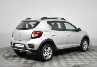 Подержанный автомобиль Renault Sandero 2016 года (5 фото)