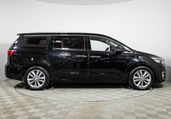 Подержанный автомобиль Kia Carnival 2017 года (4 фото)
