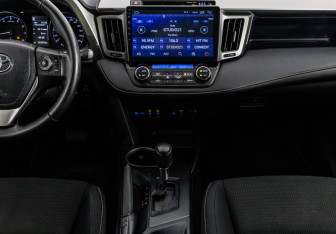 Подержанный автомобиль Toyota RAV4 2017 года (14 фото)