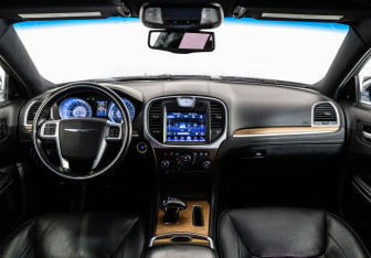 Подержанный автомобиль Chrysler 300C Sedan 2012 года (12 фото)