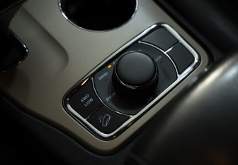 Подержанный автомобиль Jeep Grand Cherokee 2014 года (21 фото)