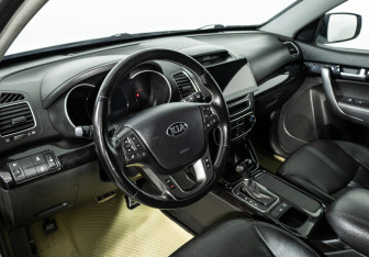 Подержанный автомобиль Kia Sorento 2013 года (11 фото)