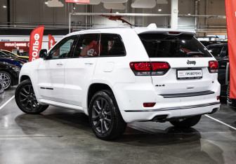 Подержанный автомобиль Jeep Grand Cherokee 2019 года (10 фото)