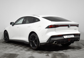 Подержанный автомобиль Changan UNI-V 2023 года (7 фото)