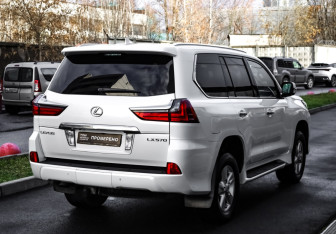 Подержанный автомобиль Lexus LX 2016 года (5 фото)