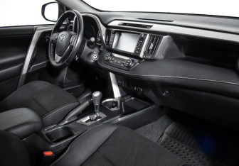 Подержанный автомобиль Toyota RAV4 2016 года (13 фото)