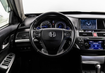 Подержанный автомобиль Honda Crosstour 2013 года (14 фото)