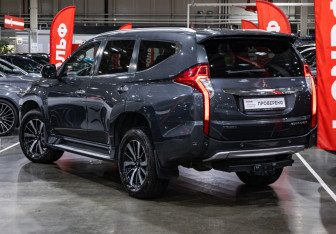 Подержанный автомобиль Mitsubishi Pajero Sport 2018 года (10 фото)