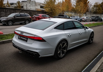 Подержанный автомобиль Audi A7 2022 года (4 фото)