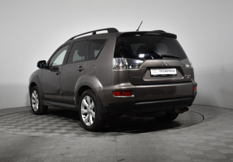 Подержанный автомобиль Mitsubishi Outlander 2011 года (7 фото)