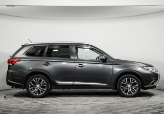 Подержанный автомобиль Mitsubishi Outlander 2016 года (4 фото)