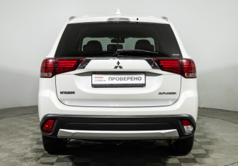 Подержанный автомобиль Mitsubishi Outlander 2018 года (6 фото)